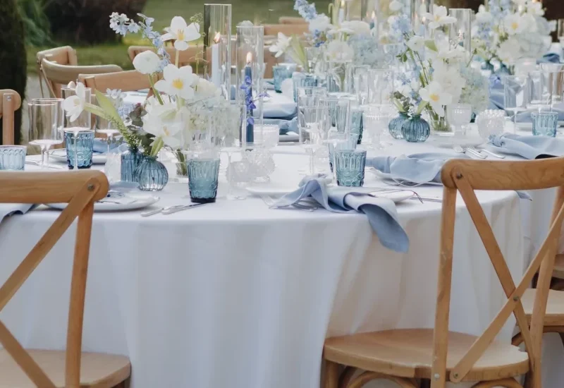 tavola matrimonio imbandita con fiori azzurri e mise en place in palette in villa storica di bologna