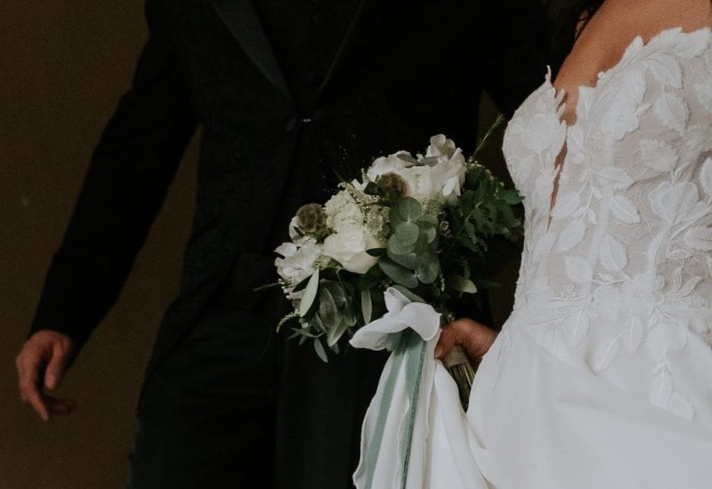 coppia in uscita dalla chiesa durante un matrimonio religioso in Italia